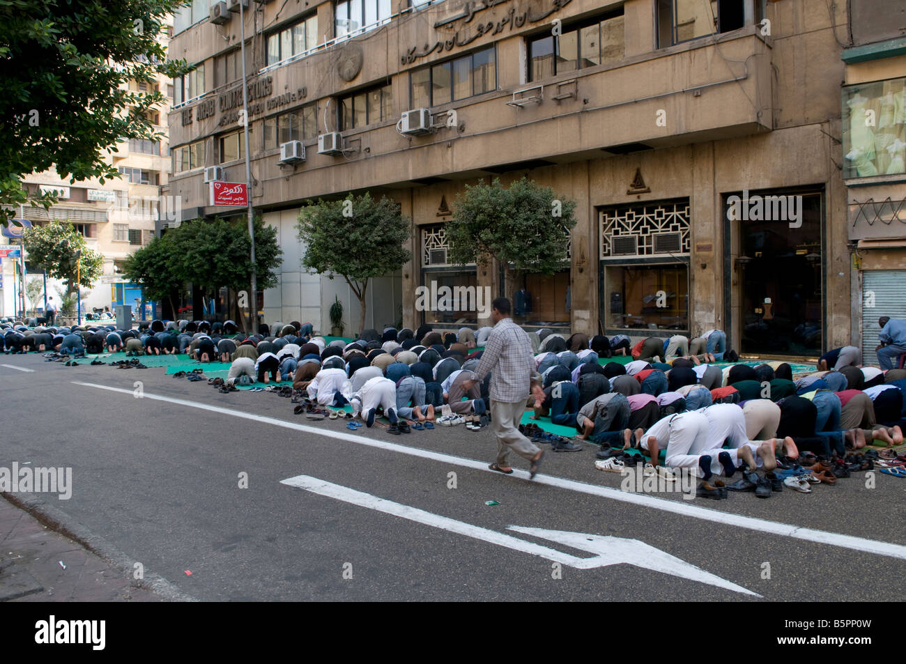 Muslimischen Gläubigen durchführen die Ruku Verbeugung während des Gebets Salah in der Innenstadt von Kairo Stockfoto