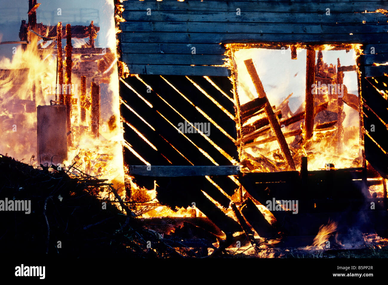 Inferno, Flammen raubend Holzstruktur. Stockfoto