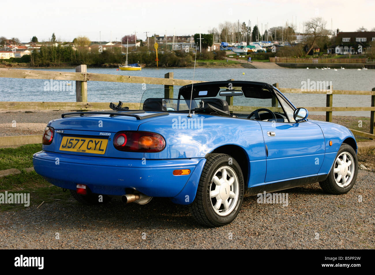 Mazda MX5 Mk1 2-Sitzer-Sportwagen mit Dach nach unten. Riverside-Einstellung. Stockfoto