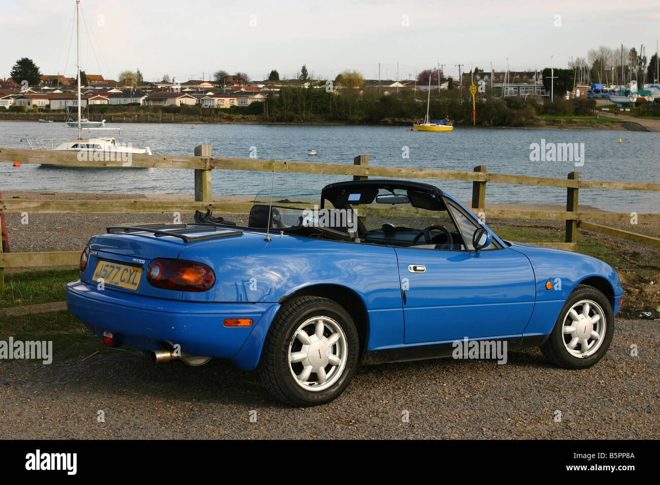 Mazda MX5 Mk1 2-Sitzer-Sportwagen mit Dach nach unten. Riverside-Einstellung. Stockfoto