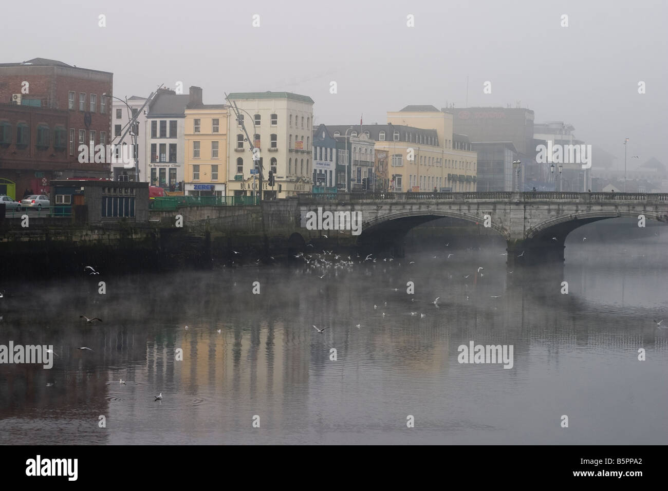 Nebel in Cork City Irland Stockfoto