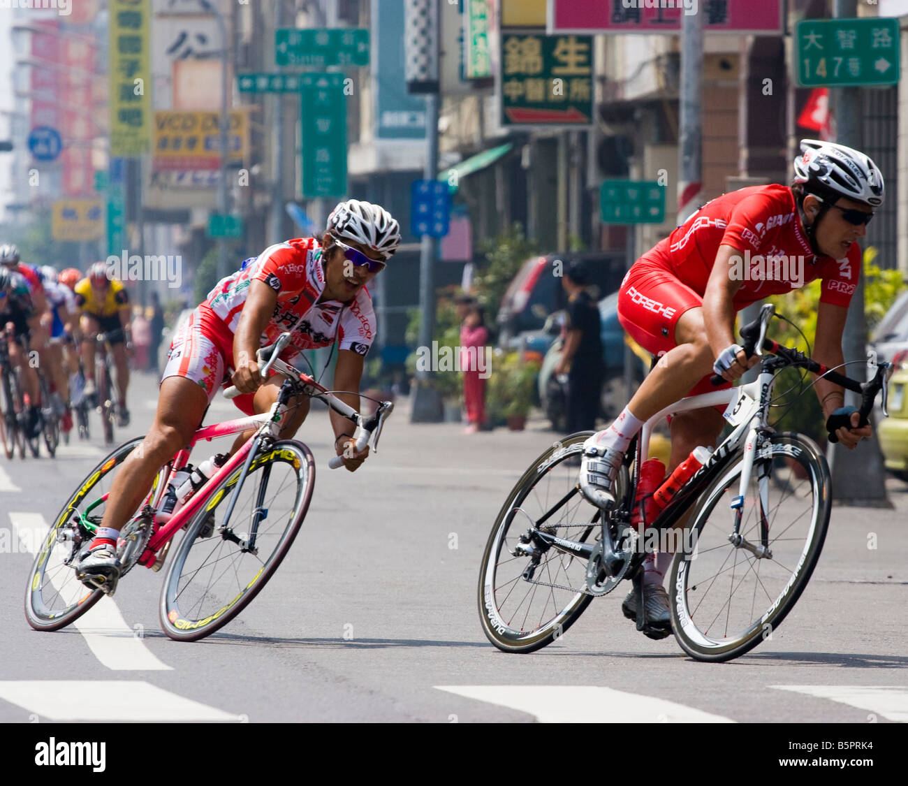 Radfahrer nehmen die Ecke, Tour de Taiwan Stufe 1 Crtierium, Kaohsiung, Taiwan, ROC Stockfoto