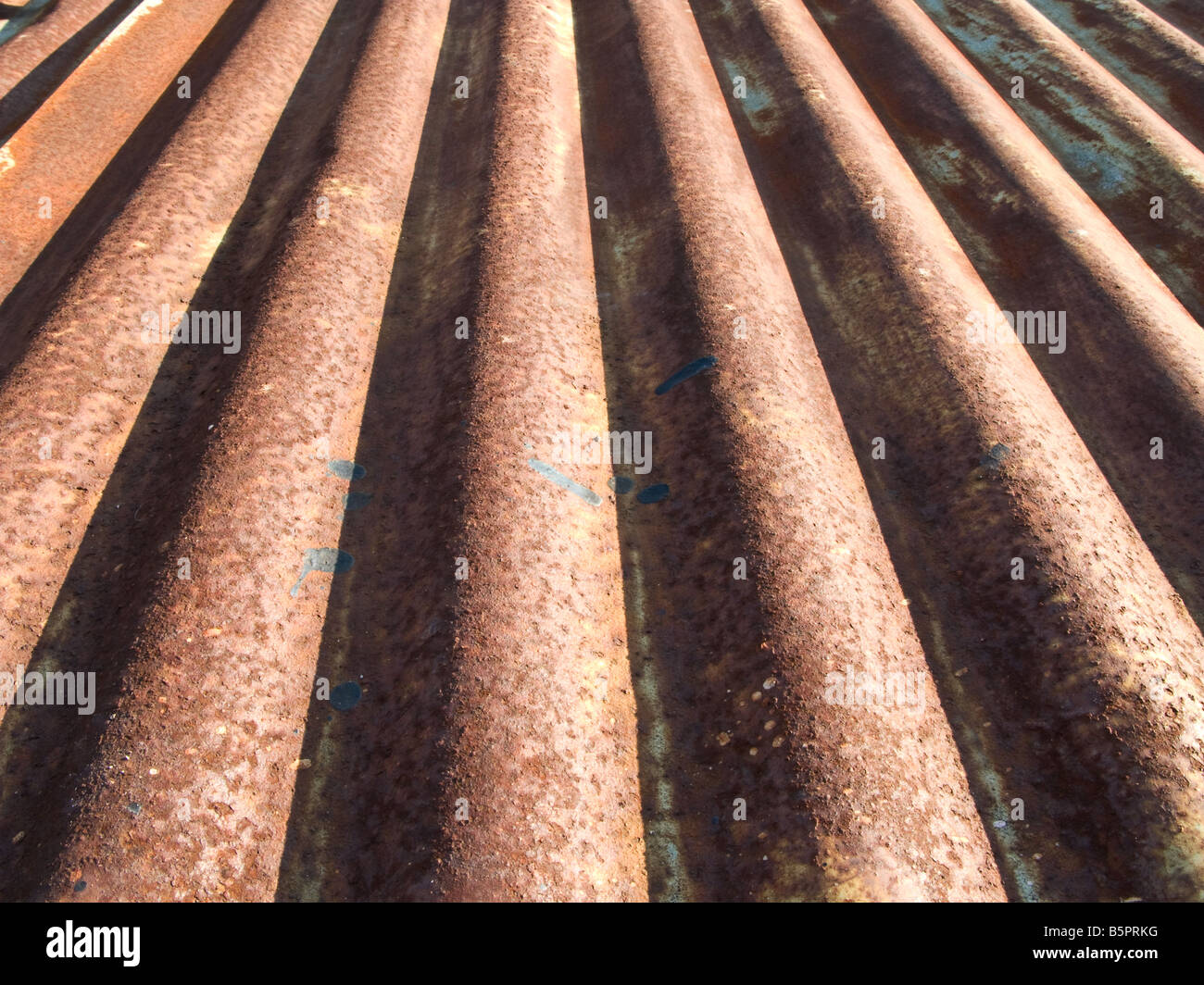 Rusty Wellpappe Metalloberfläche. Zusammenfassung Hintergrundtextur. Stockfoto