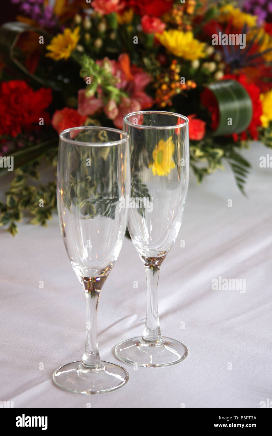 Zwei Sektgläser vor einem Blumenstrauß Stockfoto