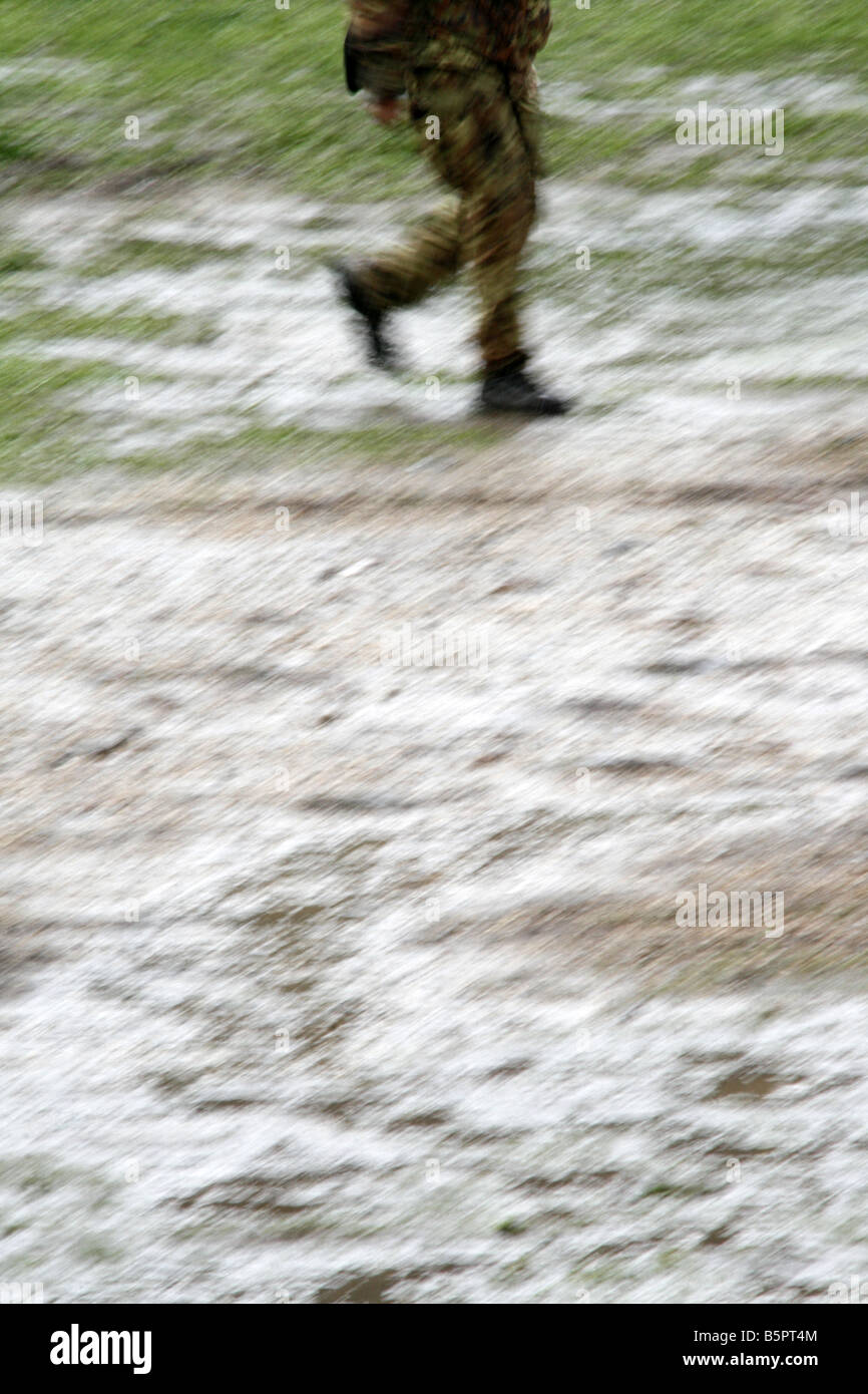 ein einzelner Soldat Füße auf Schlachtfeld marschieren Stockfoto