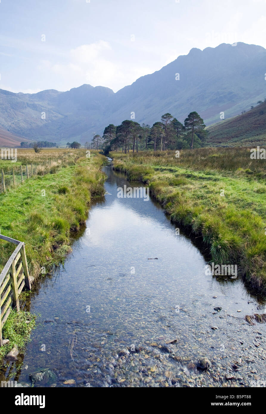 Wharnscale Beck fließt in Buttermere Stockfoto