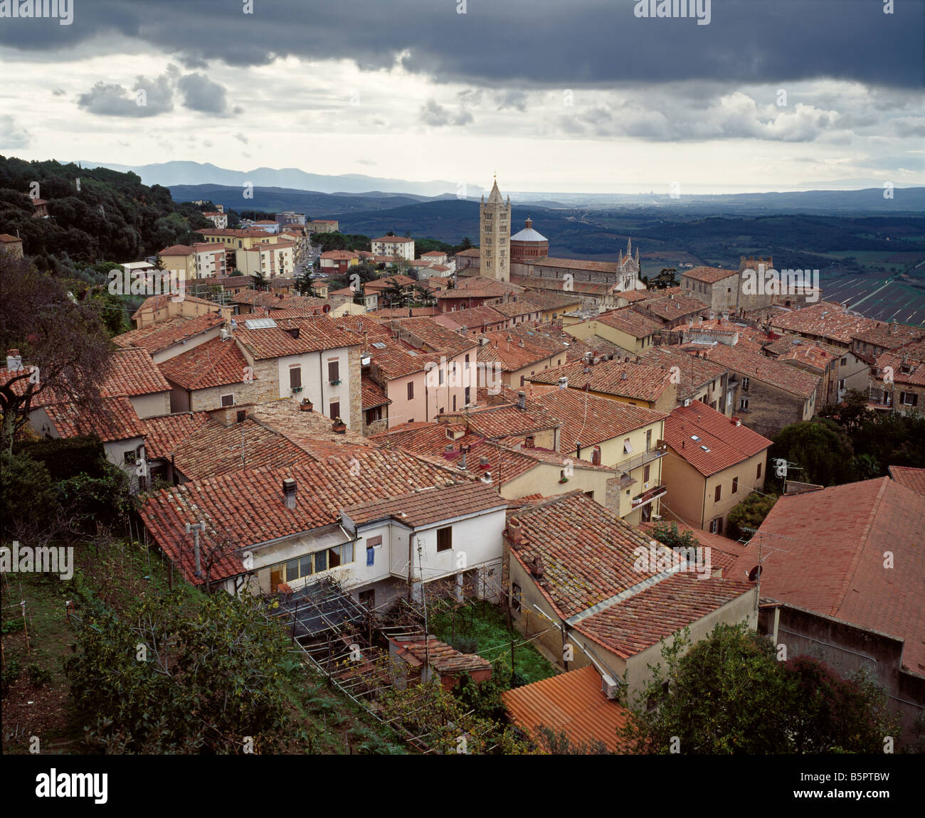 Blick vom auf hoch mit Blick auf Stadt Massa Marittima mit Kuppel von San Cerbone und das ferne Meer Stockfoto