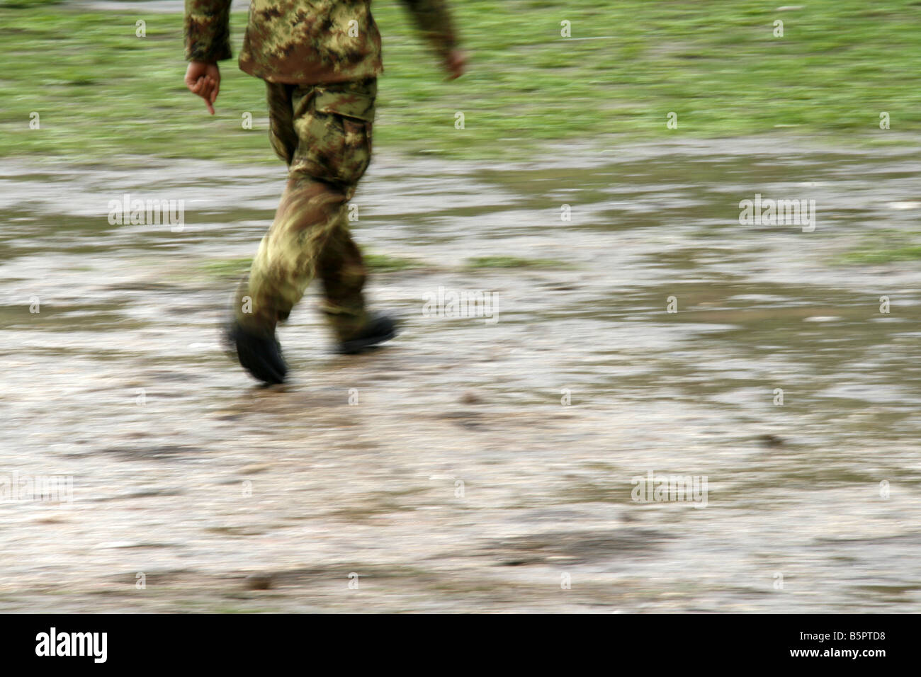 ein einzelner Soldat Füße auf Schlachtfeld marschieren Stockfoto