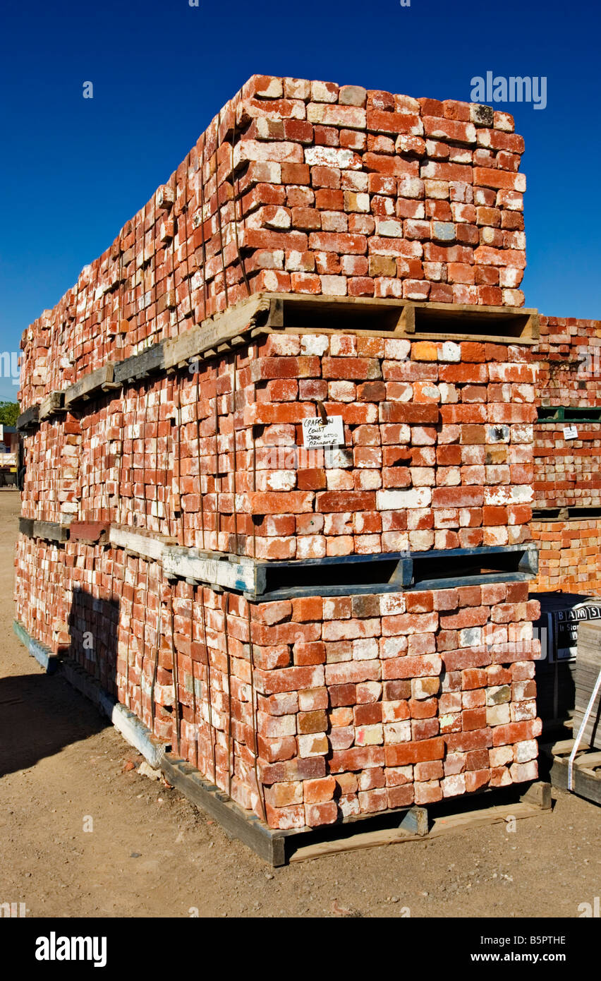 Baustoffe / gestapelte Paletten verwendet Bausteine an einem Ziegel Recycling Business.Melbourne Victoria Australia. Stockfoto