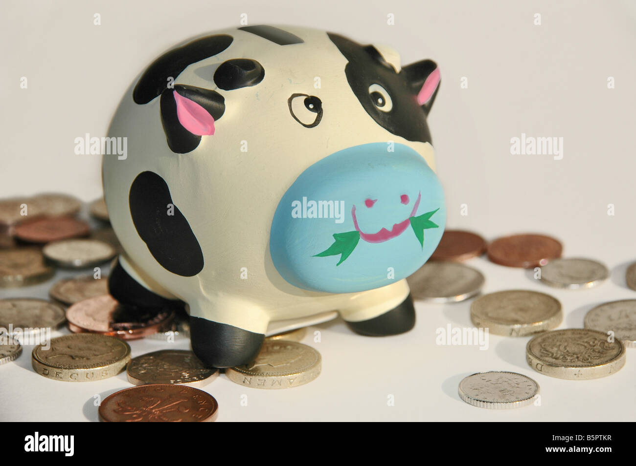 Sparschwein, umgeben von Münzen. Stockfoto