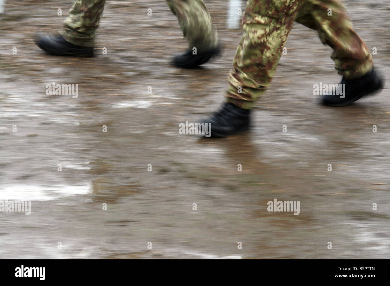 zwei Soldaten Füße auf Schlachtfeld marschieren Stockfoto