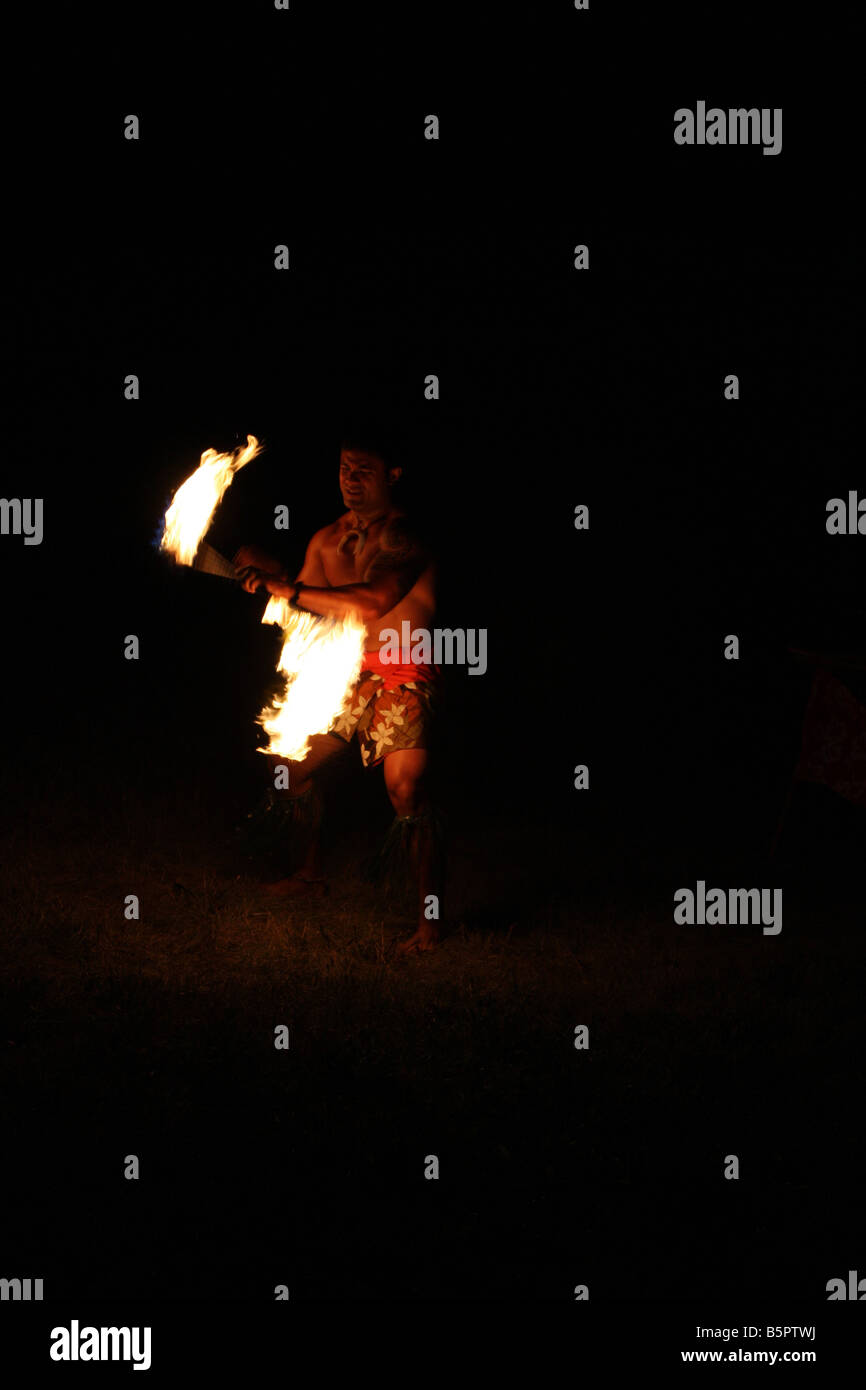 Das Leuchten der Hawaiian Feuer Tänzer in der Nacht durchführen Stockfoto