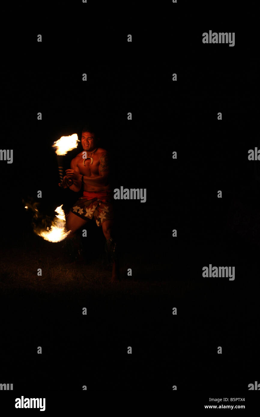 Das Leuchten der Hawaiian Feuer Tänzer in der Nacht durchführen Stockfoto