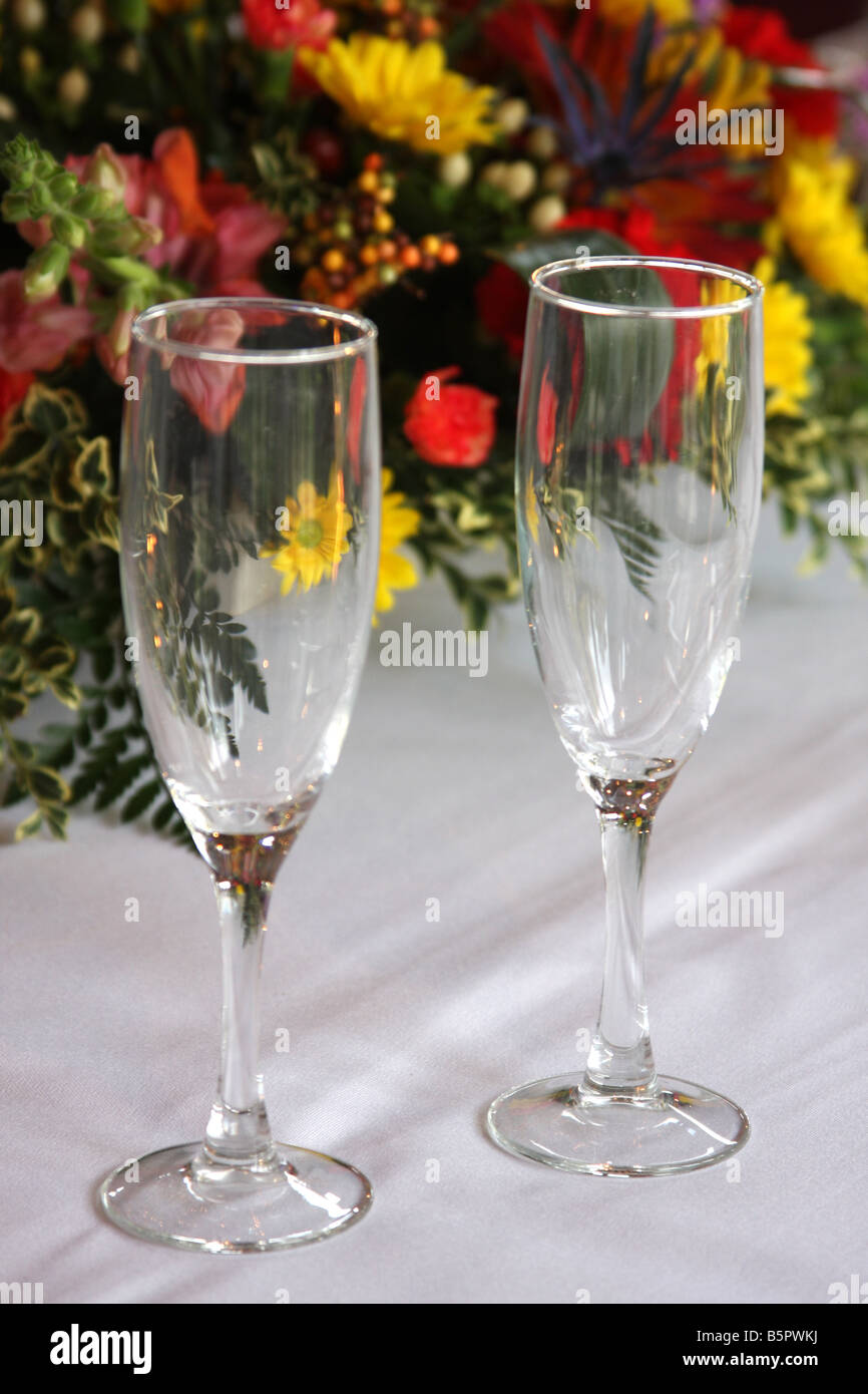 Zwei Sektgläser vor einem Blumenstrauß Stockfoto