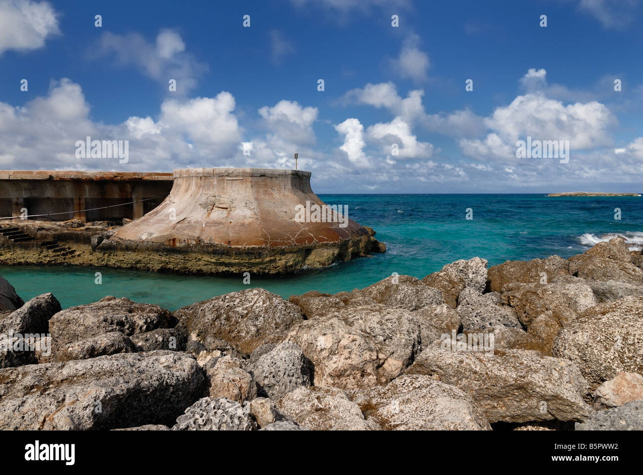 Dieser Deich und felsige Ufer sind am Strand im Atlantis Resort auf Paradise Island, Nassau, Bahamas. Stockfoto