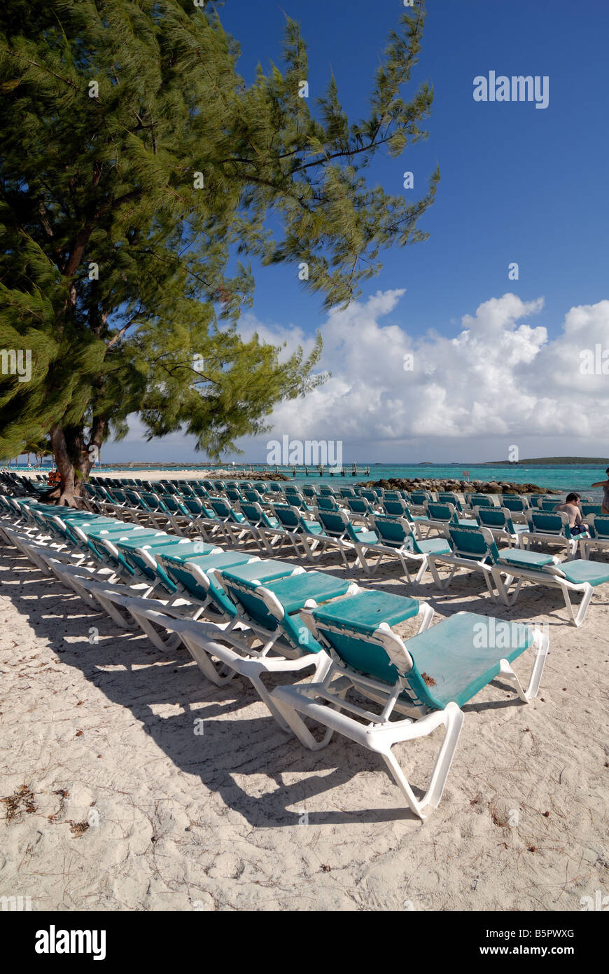 Liegestühle sind bereit am Strand für Urlauber am Little Stirrup Cay Little Stirrup Cay, Bahamas aufgereiht und Stockfoto