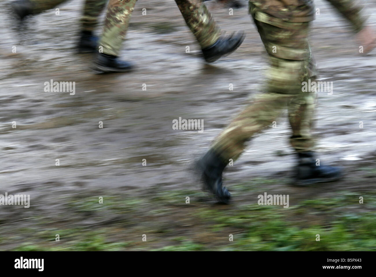 viele Soldaten Füße auf Schlachtfeld marschieren Stockfoto