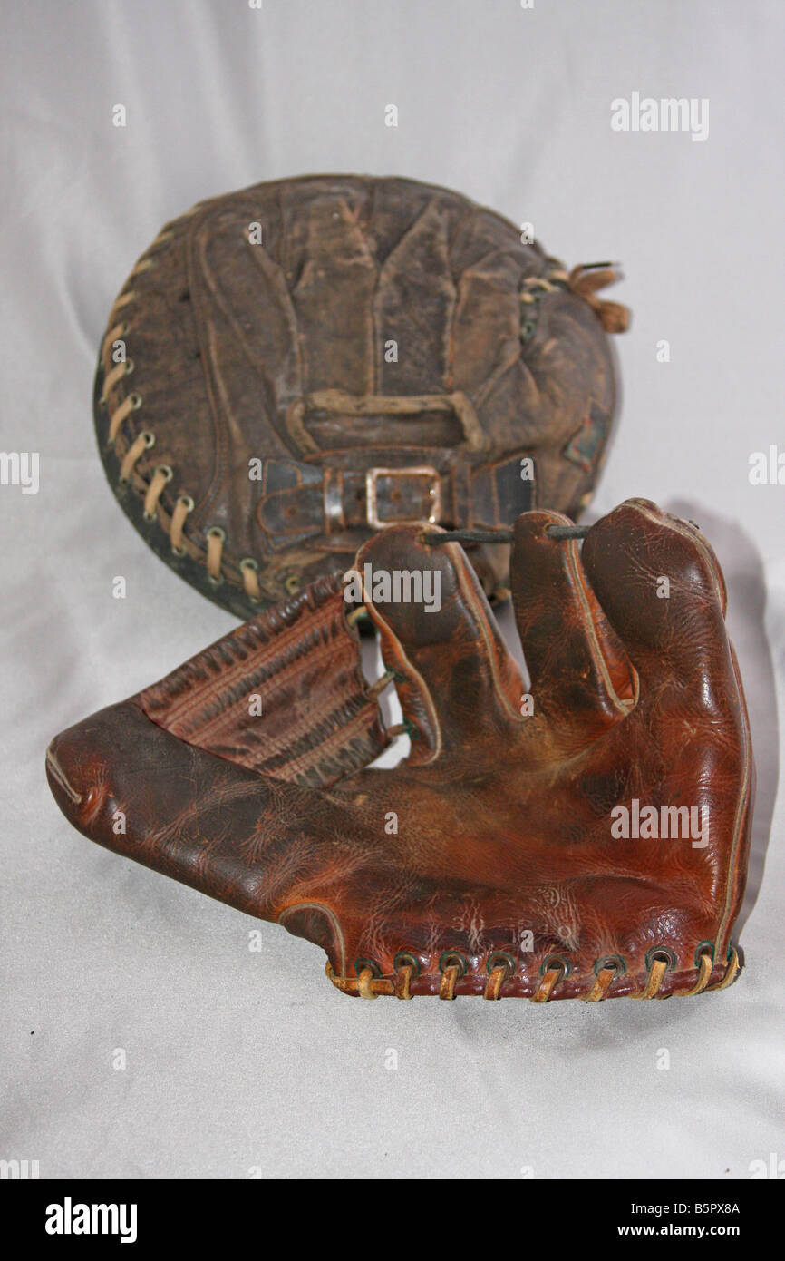 Alte Zeit Catcher Mitt und drei Fingern Baseballhandschuh, die Schätze für jeden Sport Erinnerungsstücke Sammler wäre. Stockfoto