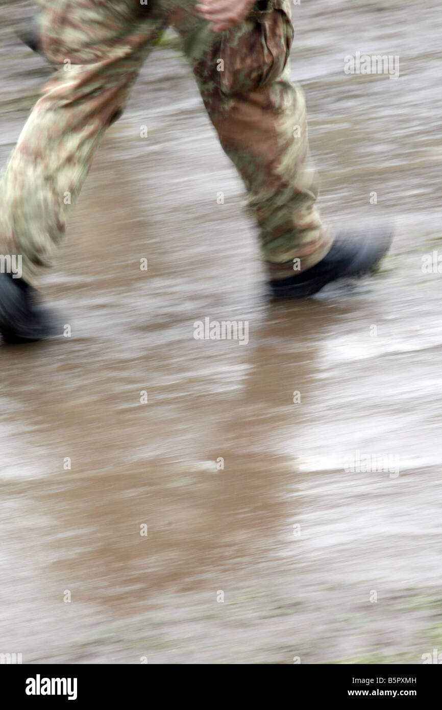 ein einzelner Soldat Füße auf Schlachtfeld marschieren Stockfoto