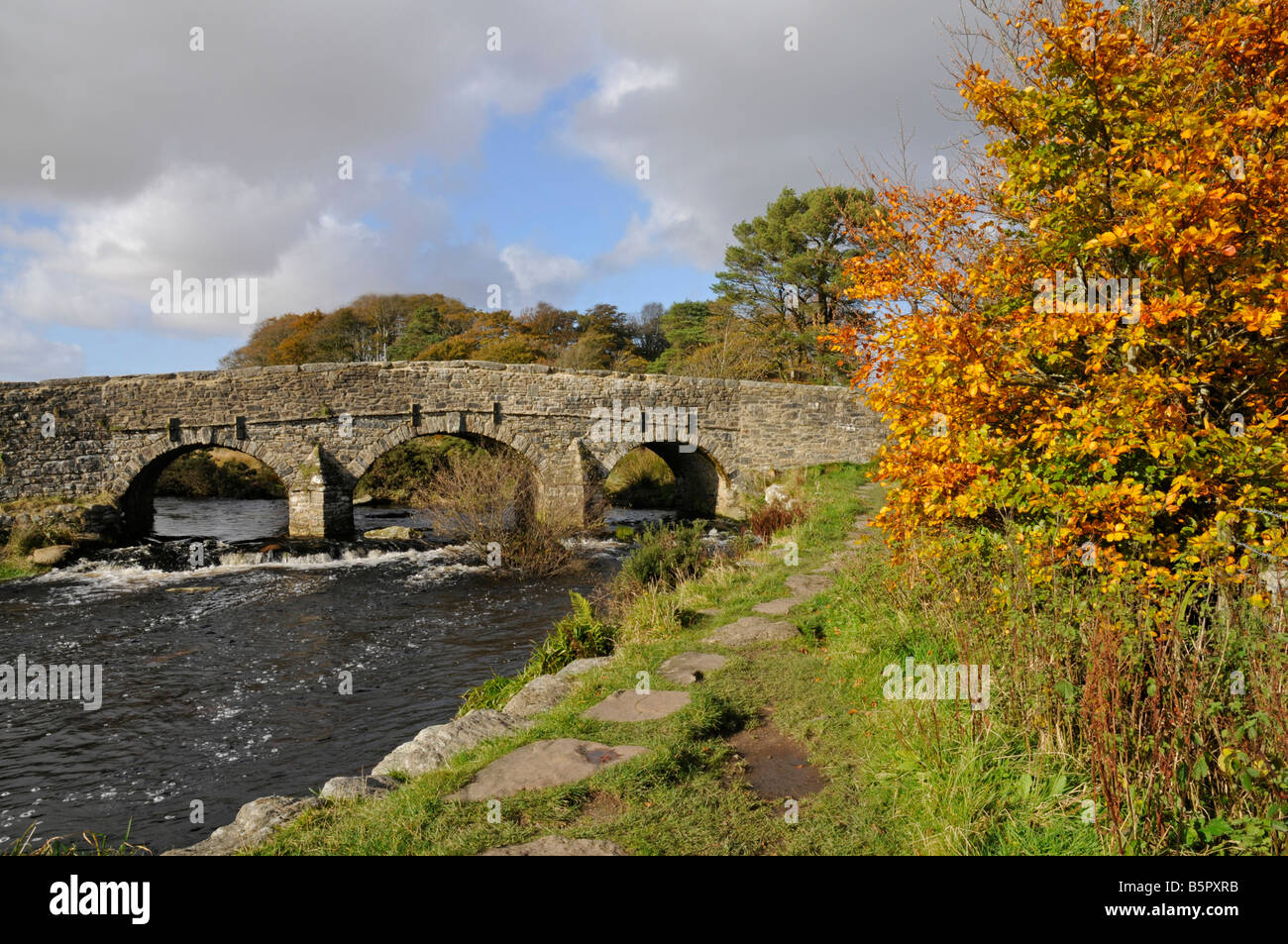 Straßenbrücke über den East Dart River bei zwei Brücken, Dartmoor, Devon Stockfoto