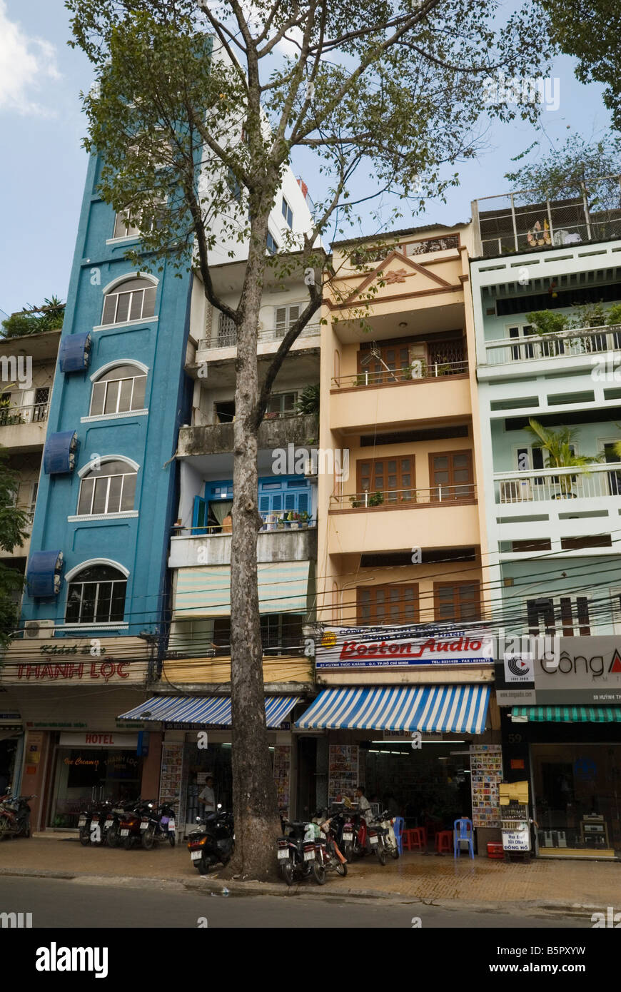 Schmalen Gebäude mit Erdgeschoss Geschäfte in Ho Chi Minh City, Vietnam Stockfoto