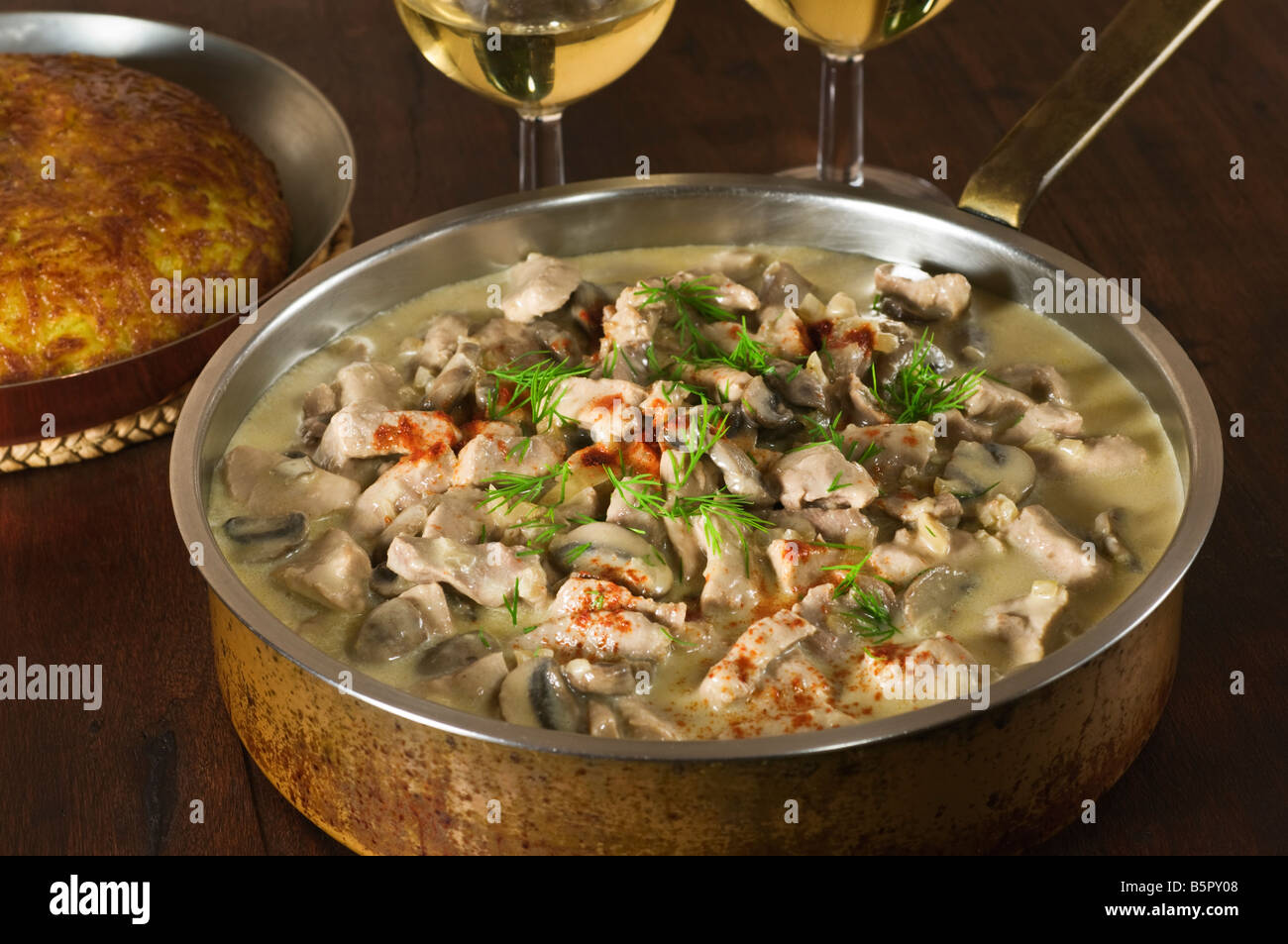 Kalbfleisch-Zürich-Stil mit Rösti Kartoffeln Schweiz Essen Stockfotografie  - Alamy