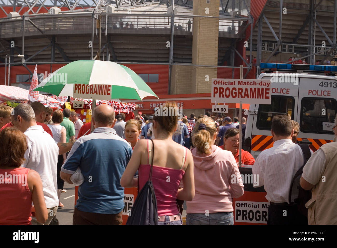 Spieltag-Programm Anbieter Charlton Athletic Football Club Menschen Anhänger Fußballfans außerhalb Stadion Stockfoto