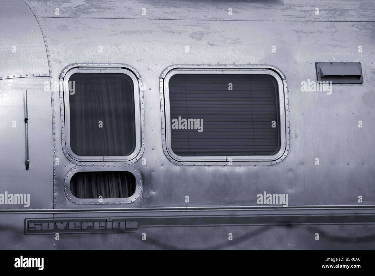 Airstream Trailer Windows. Schließen Sie herauf Blauton monochromen Bild. Stockfoto