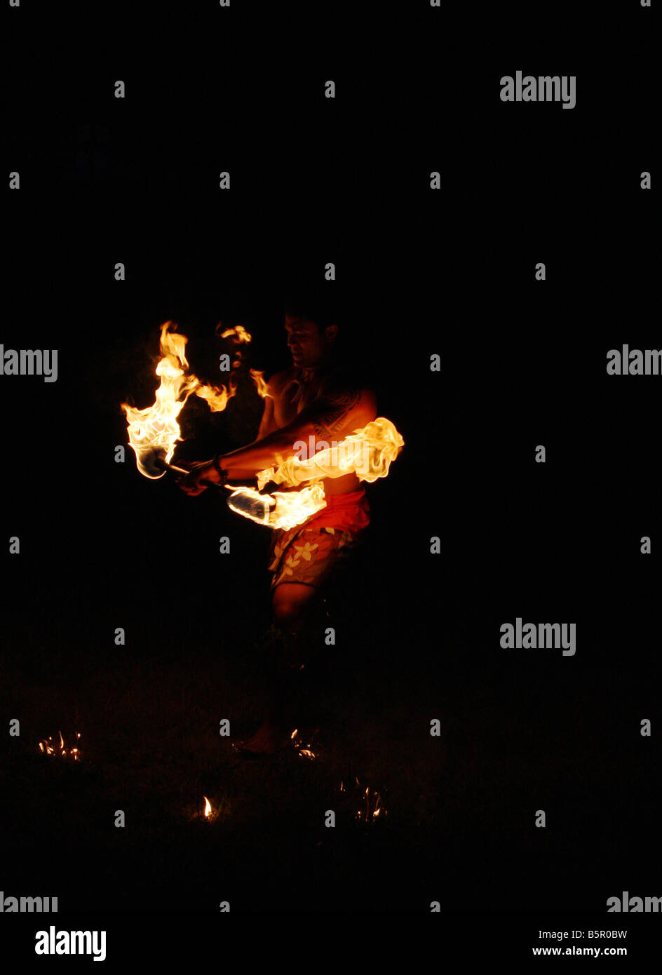 Das Leuchten der Hawaiian Feuer Tänzer in der Nacht durchführen Stockfoto