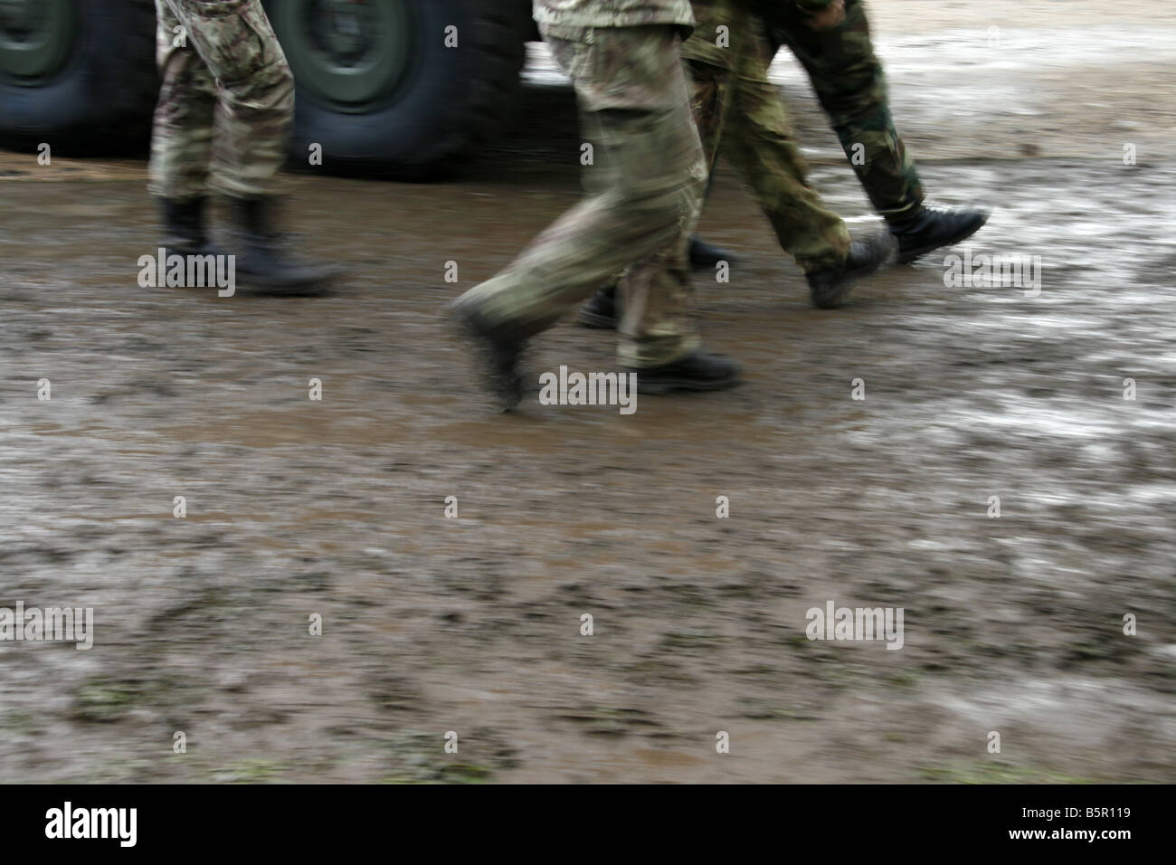 viele Soldaten Füße auf Schlachtfeld marschieren Stockfoto