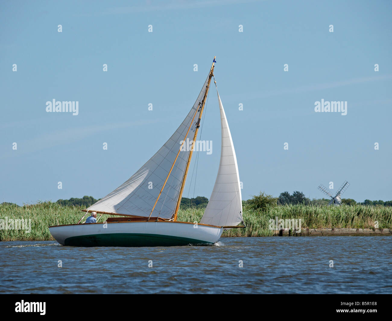 River Klasse' O' The wisp "traditionellen Holz- Vergnügen cruiser Segeln am Fluss auf der Norfolk Broads East Anglia England Großbritannien Stockfoto