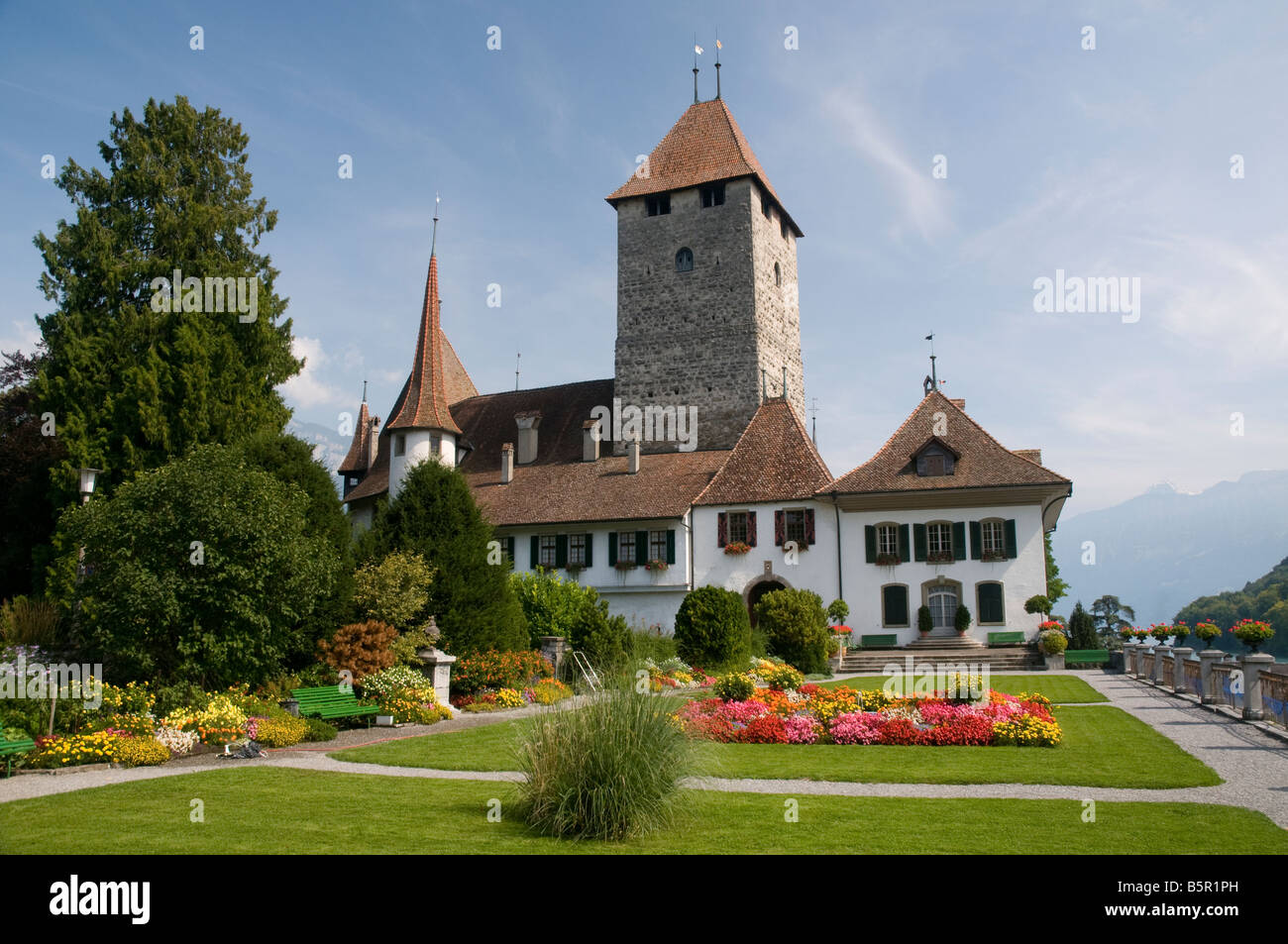 Die Gärten von Schloss Spiez, die alte Stadt von Spiez dominiert