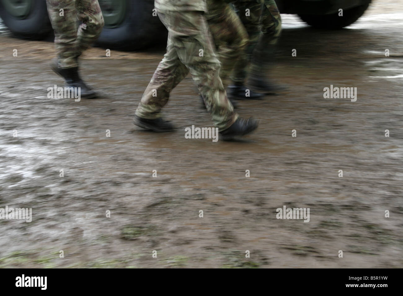 viele Soldaten Füße auf Schlachtfeld marschieren Stockfoto