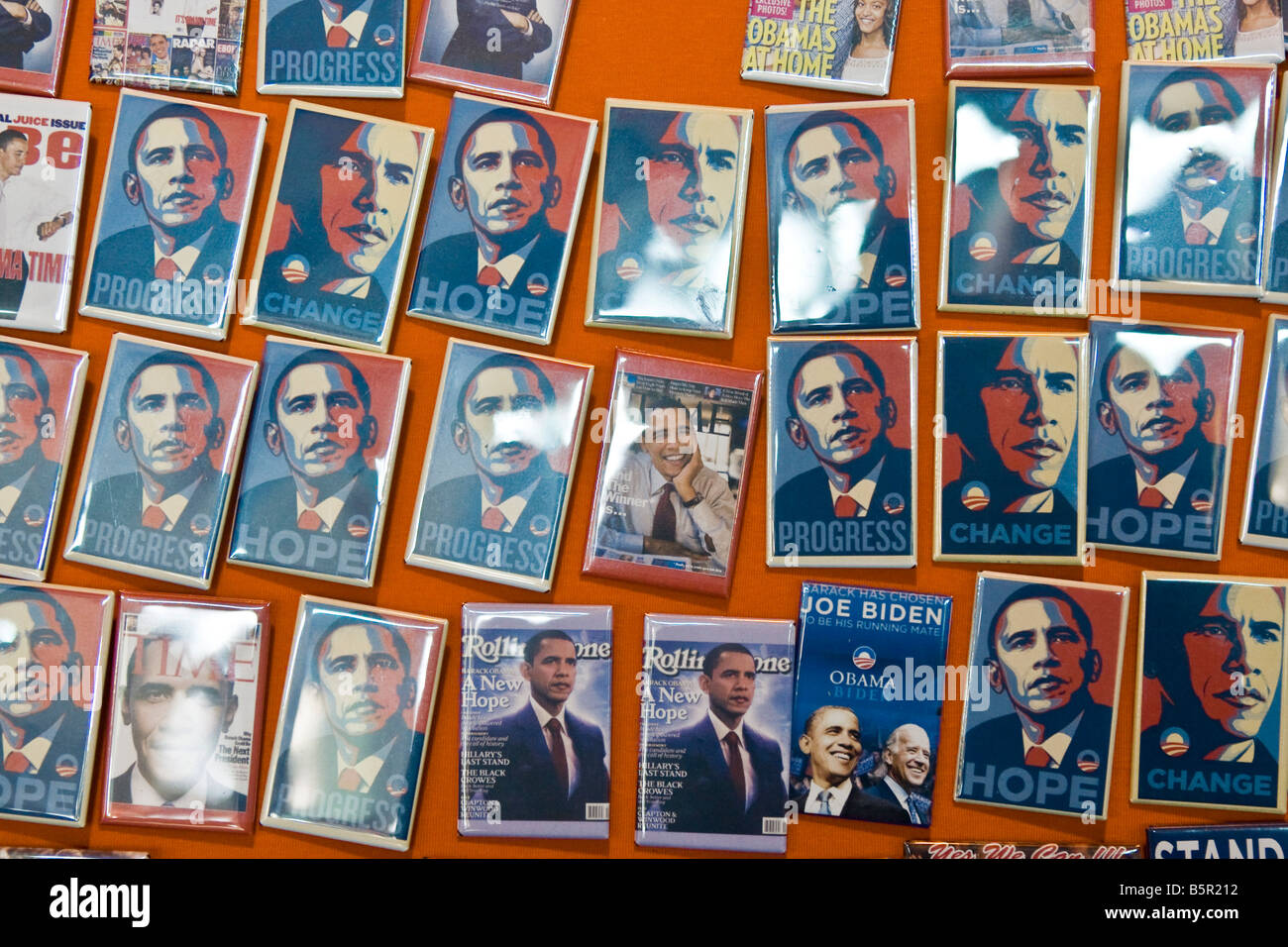 Barack Obama Pins zum Verkauf an Bord von einem Straßenhändler auf 125 Street in New York City, USA, 2008 Stockfoto