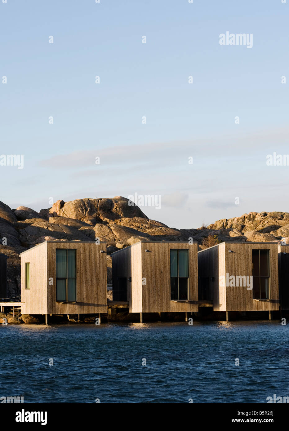 Moderne Ferienhütten aus Holz, die am Meer gegenüber dem Nordic Watercolor Museum in Skarhamn an der Bohuslan-Küste in Schweden errichtet wurden Stockfoto