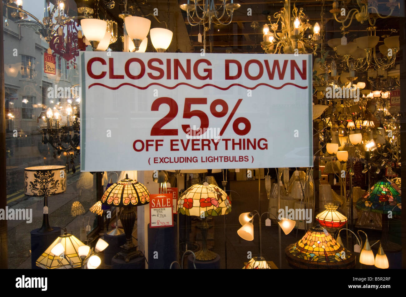 Schließen Sie Zeichen bietet 25 Prozent bei einer Beleuchtung Shop in Brighton sondern hinzufügen "Glühbirnen mit Ausnahme" Stockfoto