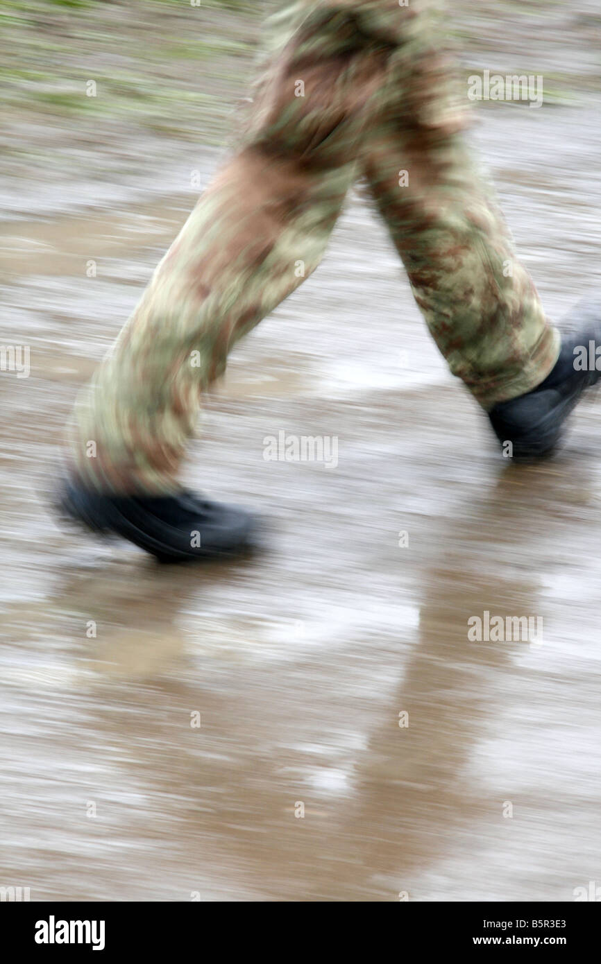 ein einzelner Soldat Füße auf Schlachtfeld marschieren Stockfoto