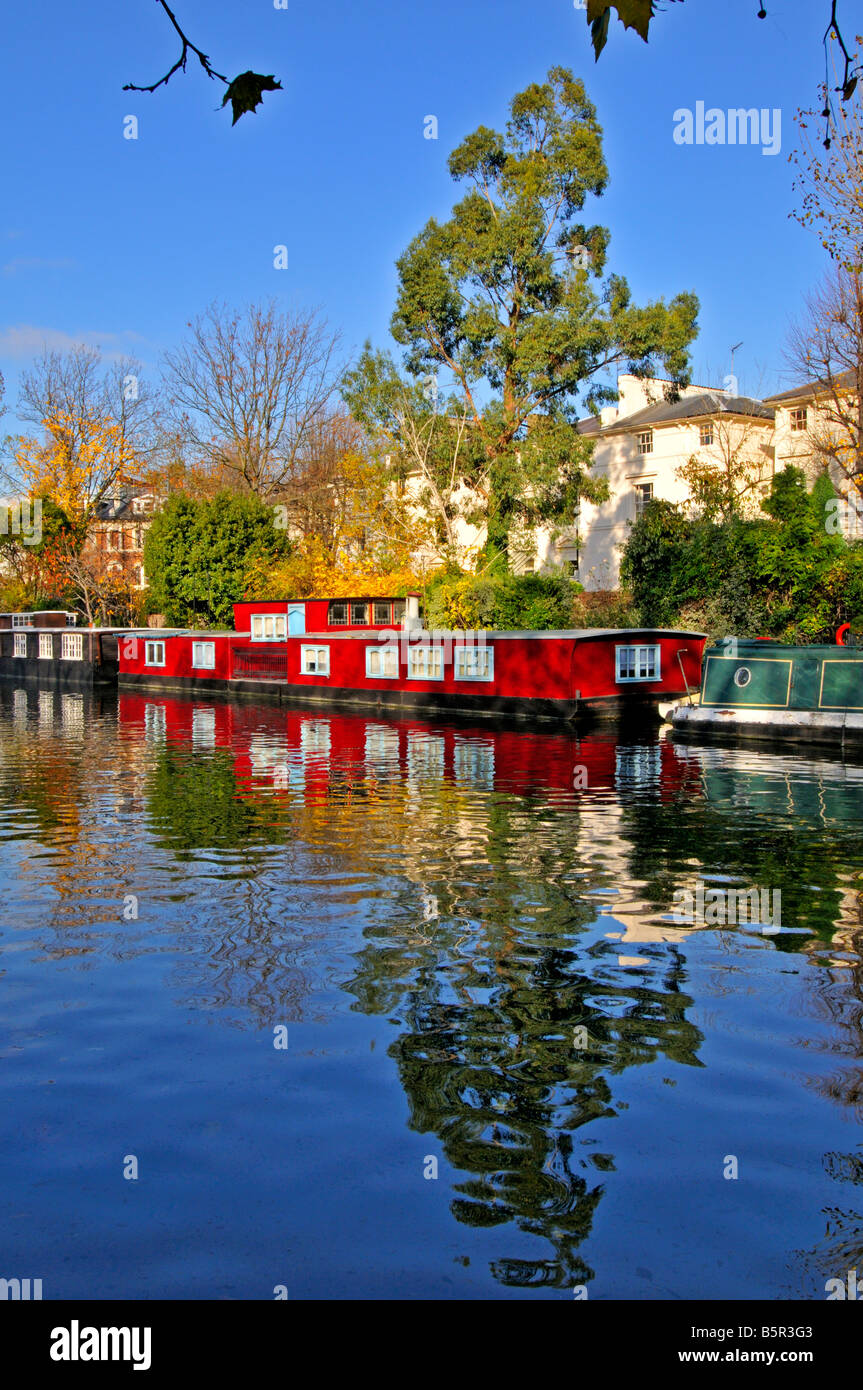 Lastkähne auf dem Grand Union Canal bei Klein-Venedig in der Nähe von Maida Vale London Vereinigtes Königreich Stockfoto