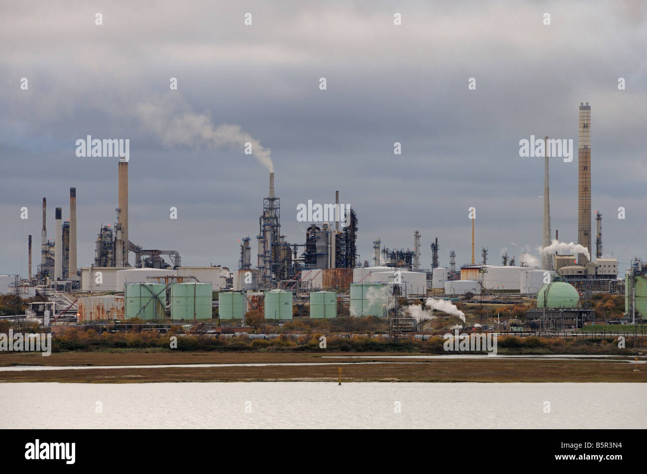 Fawley Ölraffinerie von Southampton Wasser Stockfoto