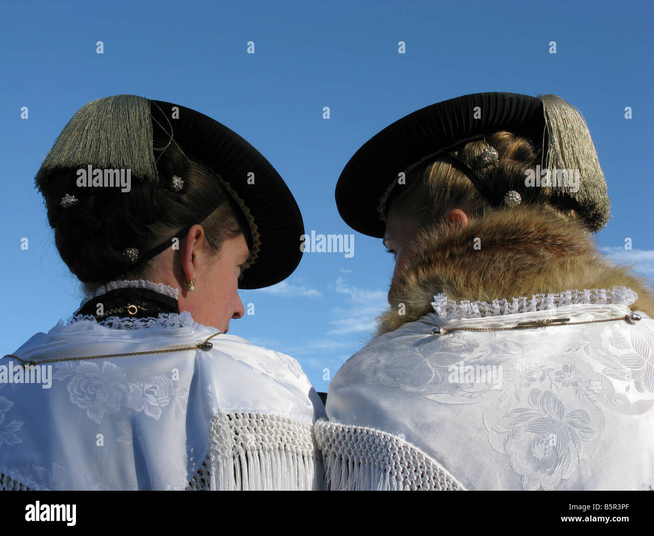 Zwei Frauen an der berühmten St. Leonhard Wallfahrtsort, Bad Tölz Bayern Stockfoto