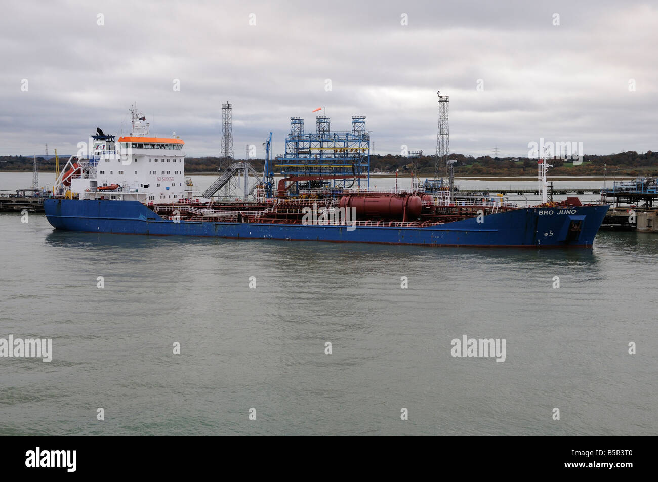 Chemischer Tanker Bro Juno festgemacht in Southampton Water Stockfoto