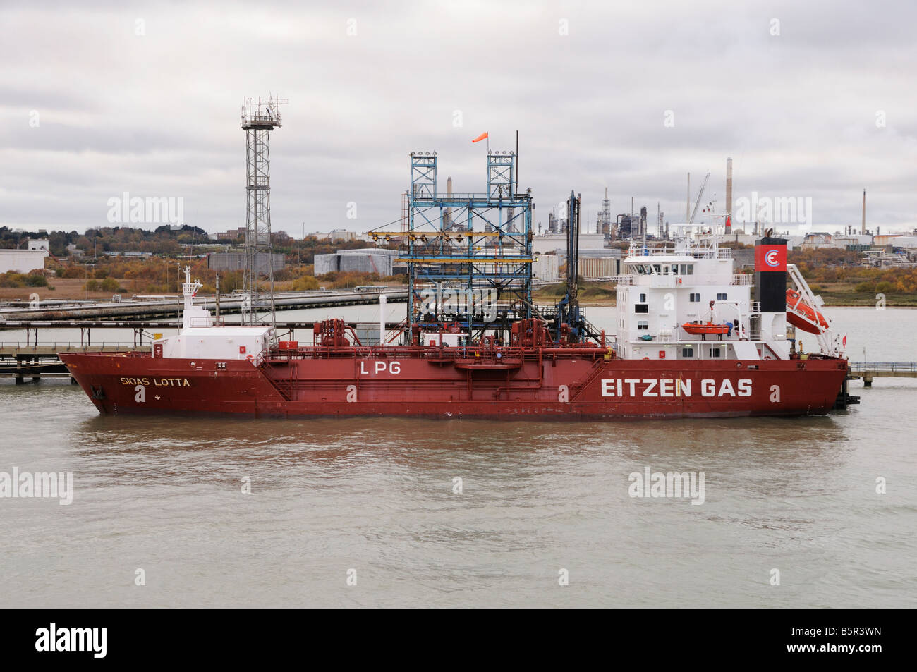 LPG-Tanker Sigas Lotta festgemacht in Southampton Water Stockfoto