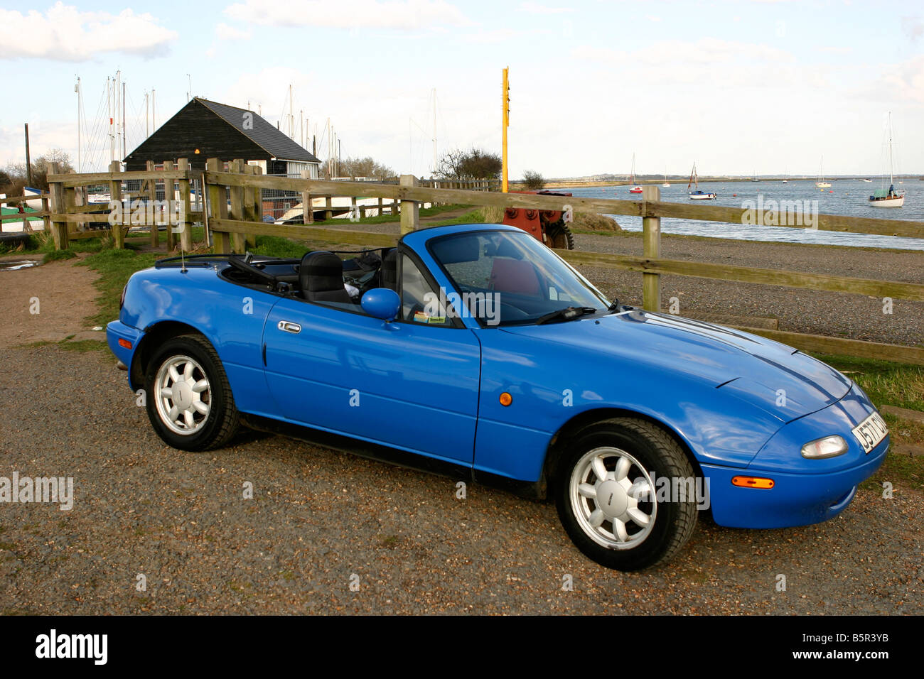 Mazda MX5 Mk1 2-Sitzer-Sportwagen mit Dach nach unten. Riverside-Einstellung. Stockfoto