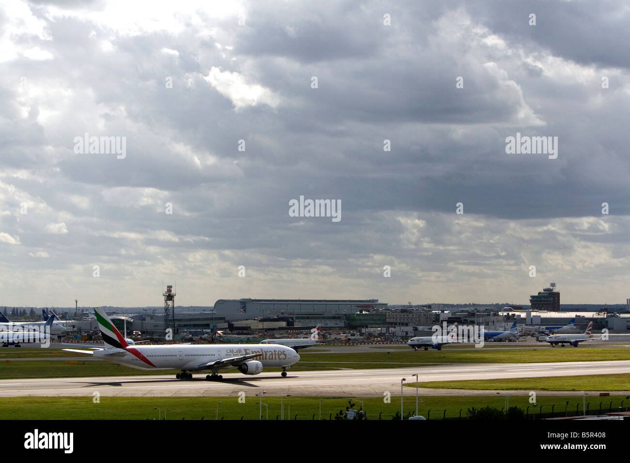 Emirates Boeing 777 Flugzeug auf der Landebahn am London Heathrow Airport England Großbritannien an einem bewölkten Tag Stockfoto
