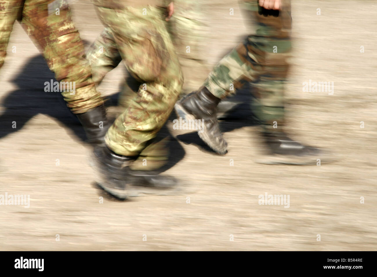 viele Soldaten Füße auf Schlachtfeld marschieren Stockfoto