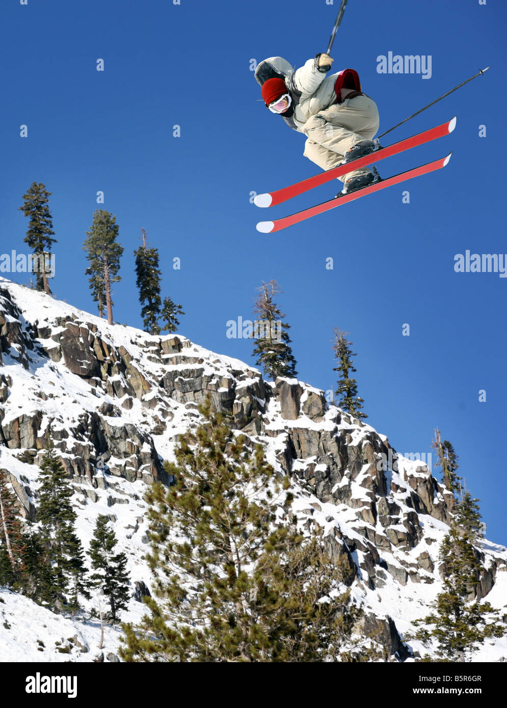 Ein junger Mann springen hoch im Lake Tahoe resort Stockfoto