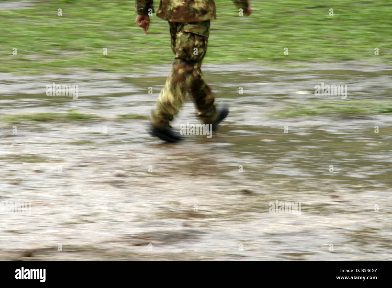 ein einzelner Soldat Füße auf Schlachtfeld marschieren Stockfoto