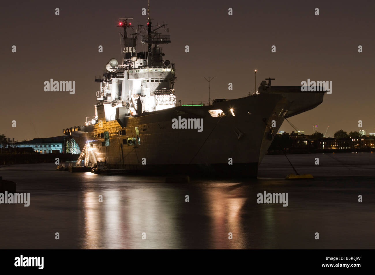 HMS Illustrious vertäut am Greenwich Pier London für Erinnerung Wochenende feiern Stockfoto
