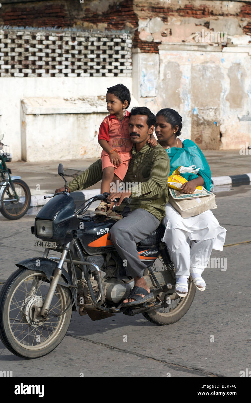 Motorradfahrer und Passagiere an der Uferpromenade in Pondicherry, Indien. Stockfoto