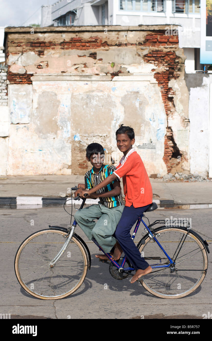 Kinder Fahrrad auf der Uferpromenade in Pondicherry Indien Stockfoto